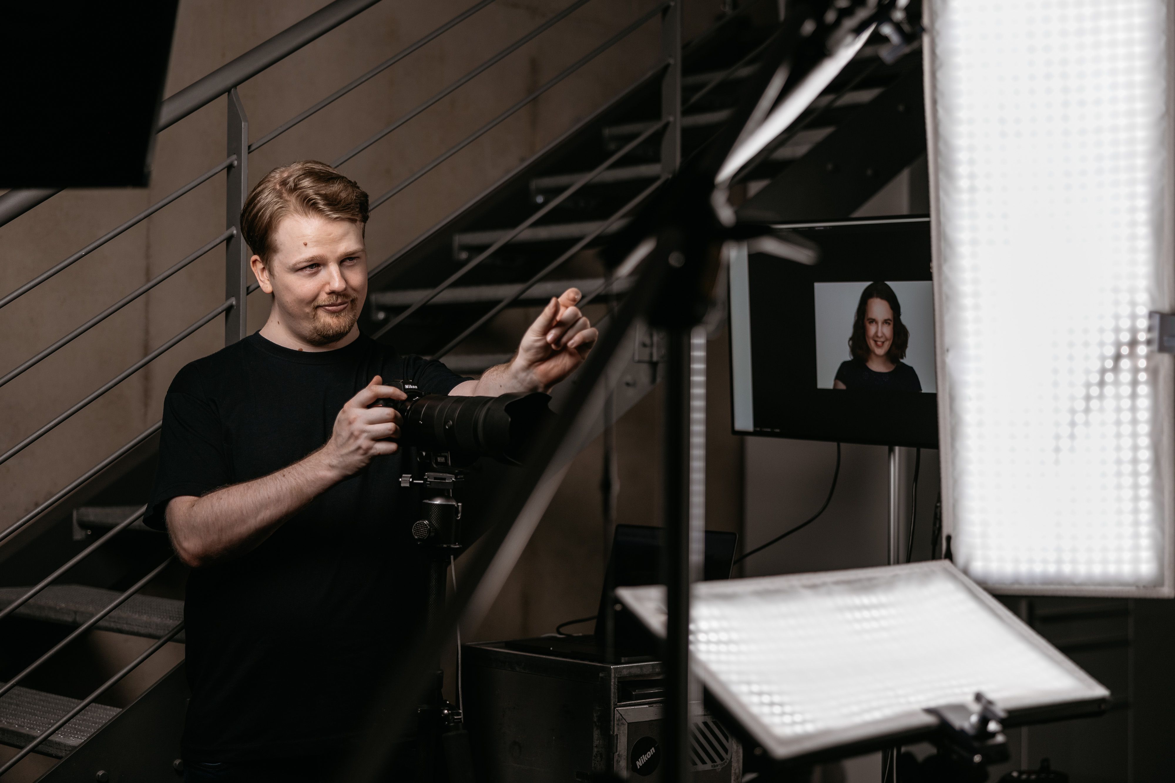 Oliver Wagner im Kölner Studio beim Headshot-Shooting, im Hintergrund das Live-Ergebnis auf dem Monitor